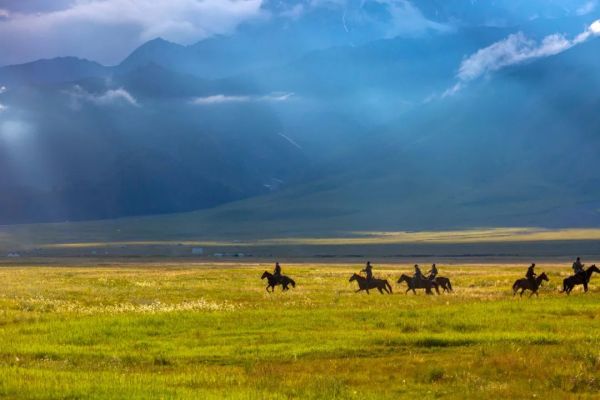 2024年新疆旅游3-4月新疆怎么玩?