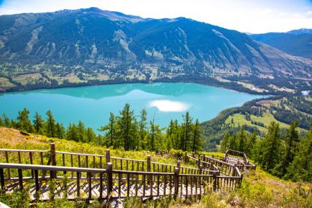 新疆旅游冬季喀纳禾木火车往返4日跟团游