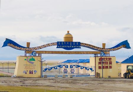 南疆库尔勒、罗布人村寨、天山神秘大峡谷、喀什古城、白沙湖、卡拉库里湖、塔尔乡高原6日游